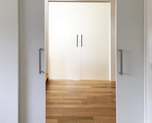 2 DORSIS s.r.o. - dveře a skryté zárubně - informace o skrytých zárubních vyráběných českou firmou DORSIS s.r.o.