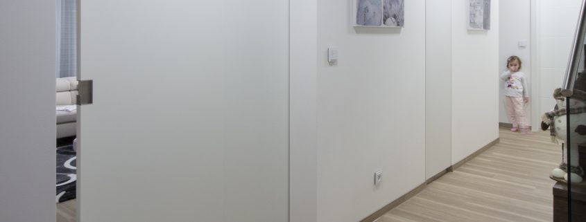 bezobložkové posuvné dveře
