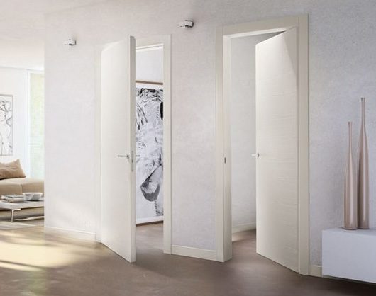 Relatless and reversible doors