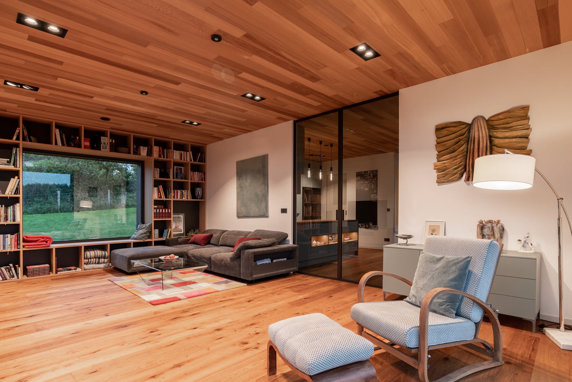 DIGERO slide DORSIS The Belport cladding construction case and the Digero aluminum sliding wall stylishly separate the dining area from the living room.